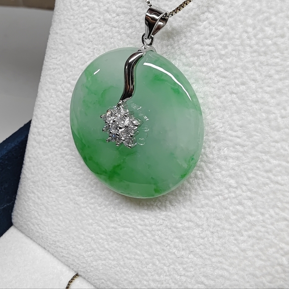Brand New Green Jade donut pendant with S925 necklace - Picture 5 of 9